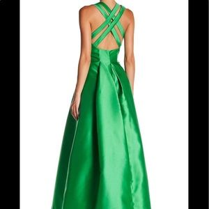 NWT gorgeous Kelly Green
Carmen Marc Valvo
Mikado Crisscross Back Formal Gown 4